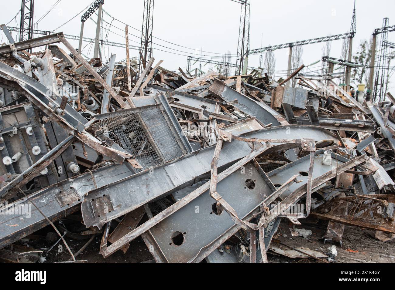 Die Folgen von Raketenangriffen auf die kritische Infrastruktur der Ukraine Stockfoto