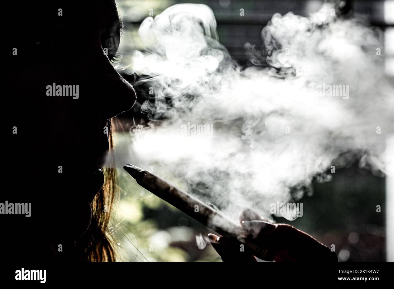 ILLUSTRATION - Eine Frau mit einer E-Zigarette. Das Doctors Slaan Alarm Collective möchte Eltern und Pflegekräfte auf die Gefahren des Dampfens aufmerksam machen. ANP / Hollandse Hoogte / Rob Engelaar niederlande aus - belgien aus Stockfoto
