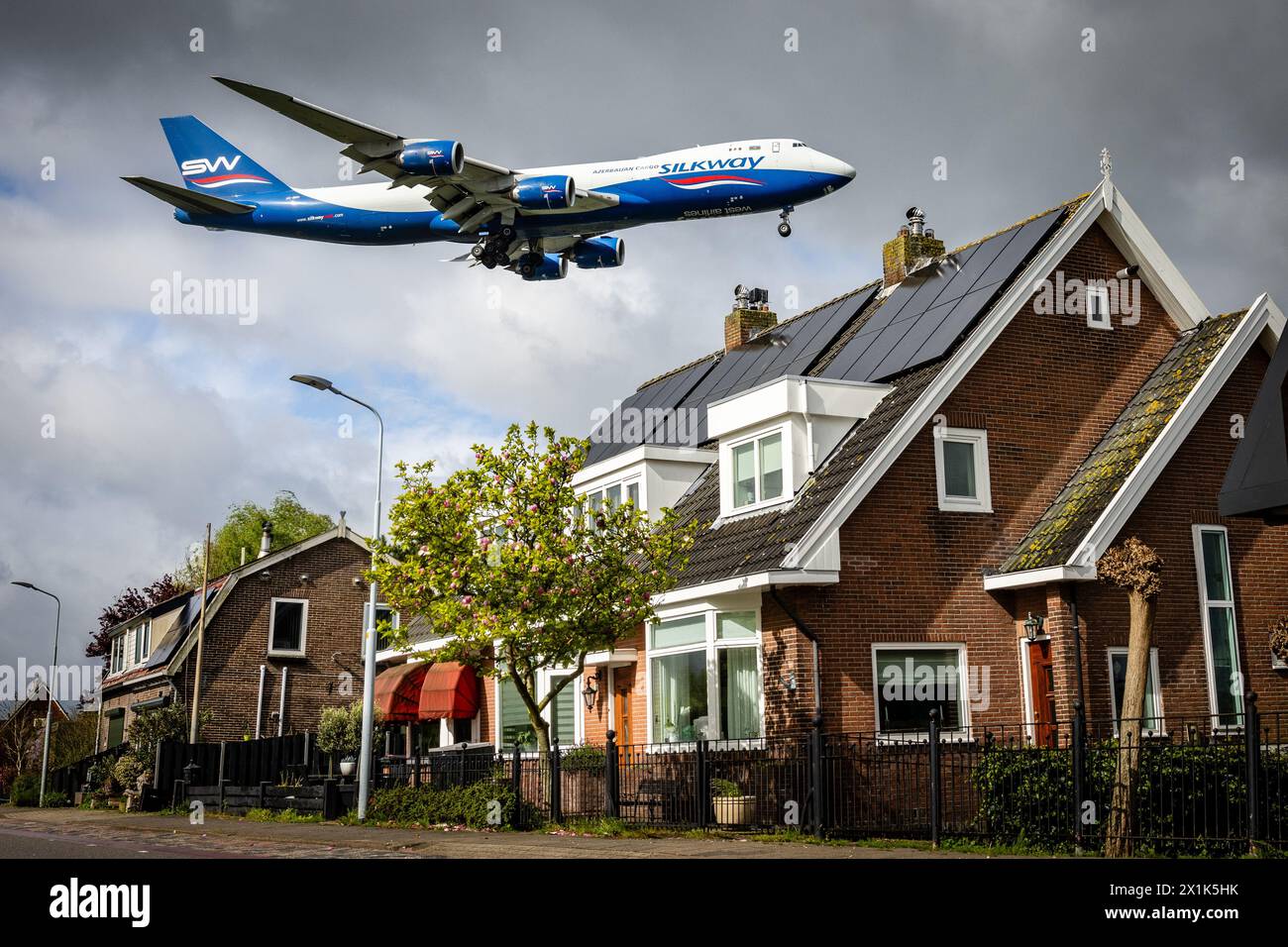 OUDE Meer - Flugzeuge fliegen bei der Landung auf Schiphol's Aalsmeerderbaan tief über Häuser auf der Aalsmeerderdijk in Oude Meer. Trotz der Tatsache, dass in Schiphol immer leisere Flugzeuge eingesetzt werden, erleben die Bewohner des Flughafens eine zunehmende Lärmbelästigung. Foto: ANP / Hollandse Hoogte / Jeffrey Groeneweg niederlande Out - belgien Out Stockfoto