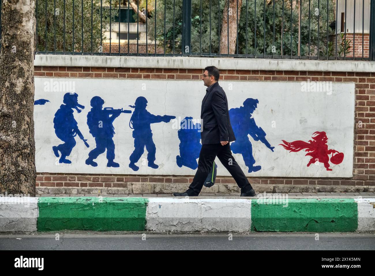 Teheran, Iran, 14. Januar 2023: Die teuflischen Ziele der amerikanischen Militärpolitik. Demonstrationsprotest gegen US-Wandgemälde. Bewohner von Teheran Stockfoto