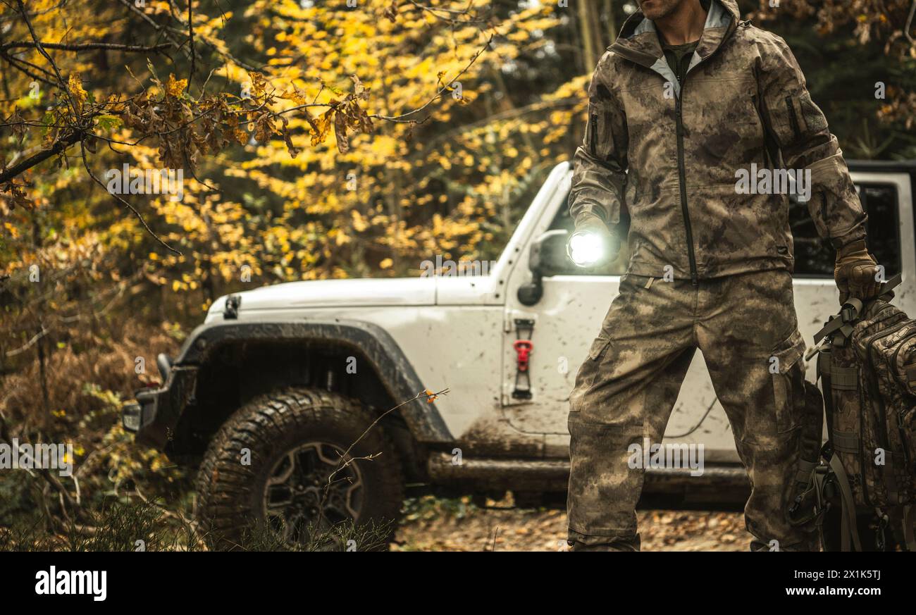 Off Road Expedition Thema mit einem Mann, der Camouflage vor seinem SUV trägt Stockfoto