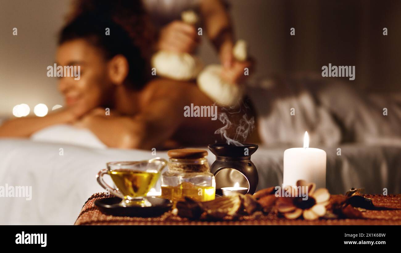 Frau, Thai Herbal compress Massage im Spa Stockfoto