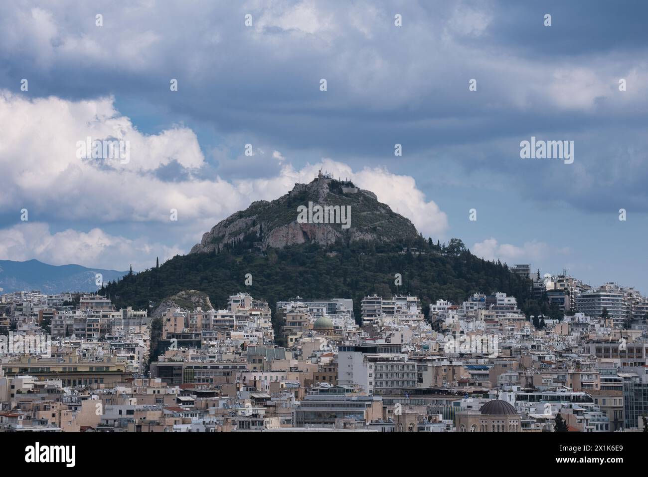 Mount Lycabettus in Athen an einem stürmischen Frühlingstag Stockfoto