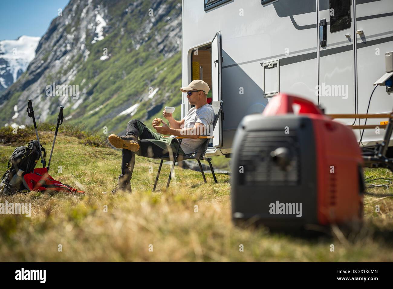 Wohnmobil Wohnmobil Van Owner Wilderness Camping mit einem Benzinstromaggregat Stockfoto