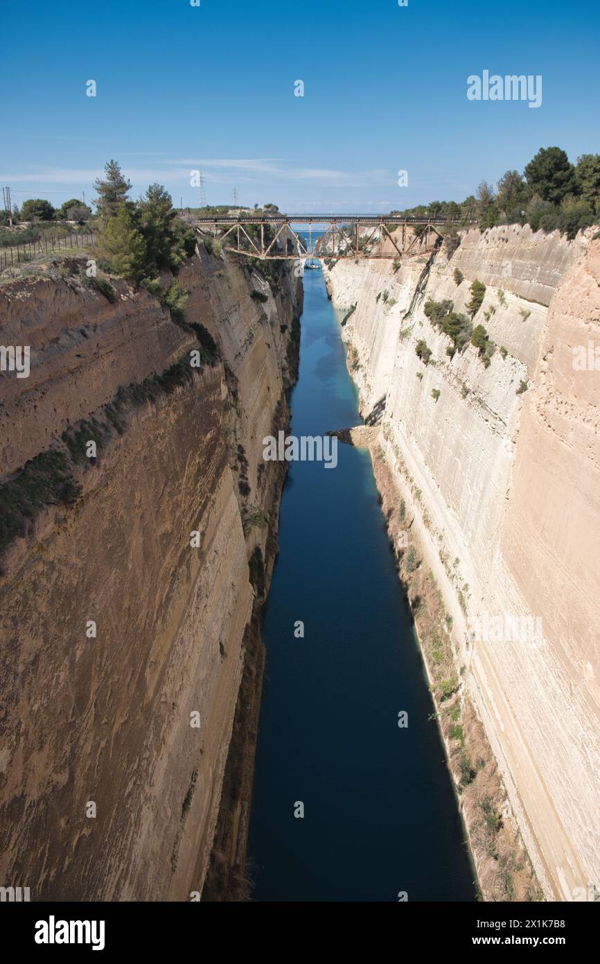 Der Kanal von Korinth verbindet das Ionische und Ägäische Meer vorübergehend durch einen Erdrutsch blockiert Stockfoto