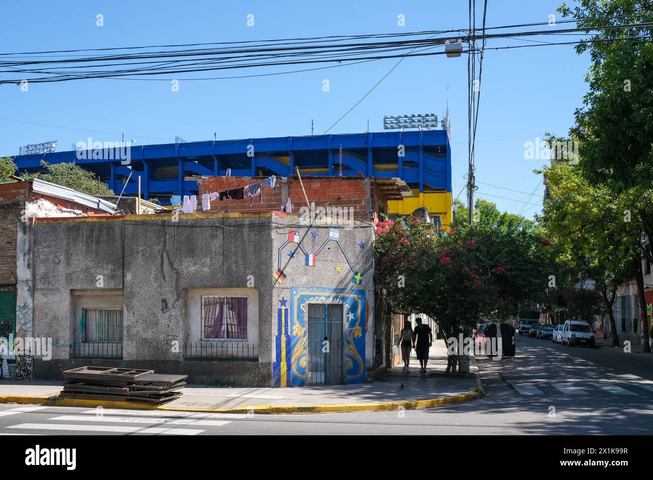 La Boca, Buenos Aires, Argentinien - La Bombonera Stadion in Blau und Gelb. La Boca, bunt bemalte Häuser im Hafenviertel rund um das El Stockfoto