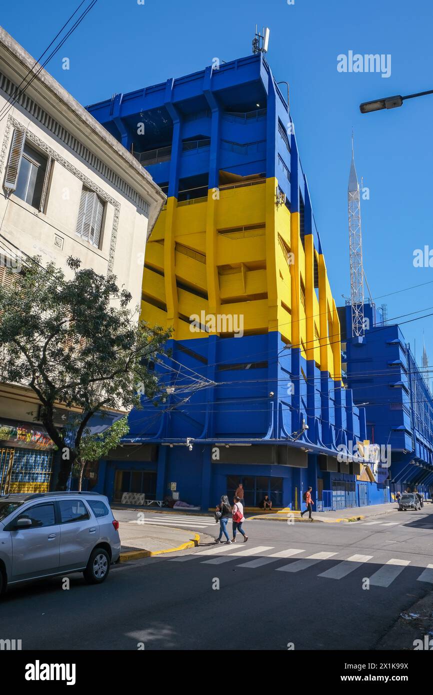 La Boca, Buenos Aires, Argentinien - La Bombonera Stadion in Blau und Gelb. La Boca, bunt bemalte Häuser im Hafenviertel rund um das El Stockfoto