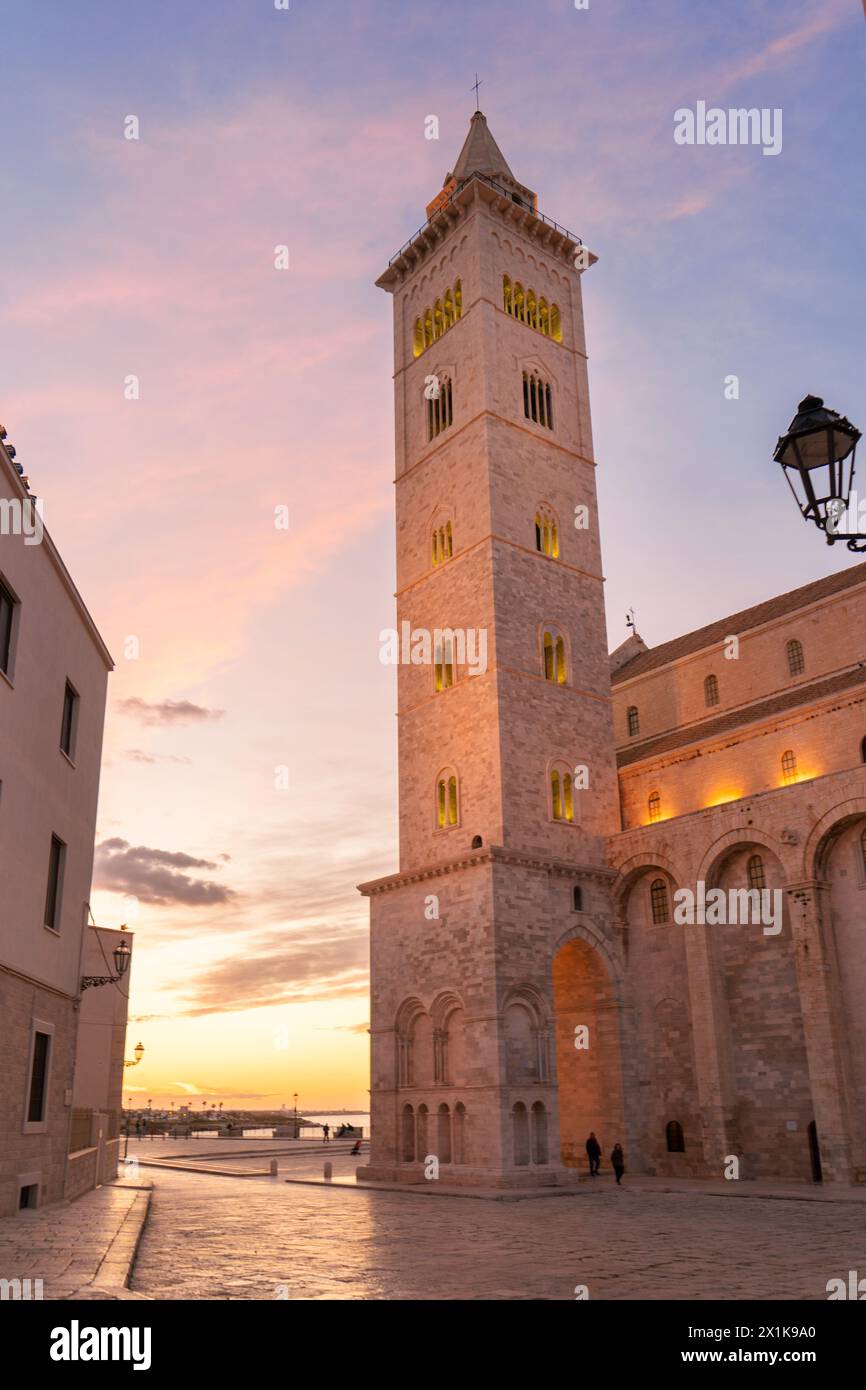 Die wunderschöne romanische Kathedrale Basilika San Nicola Pellegrino in Trani. Kathedrale auf dem Meer. Stockfoto