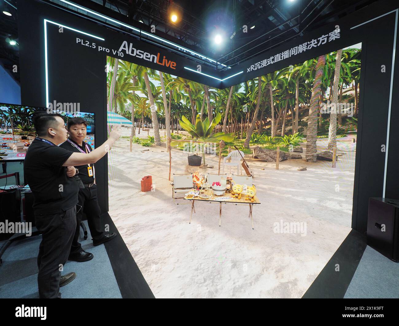 PEKING, CHIAN - 17. APRIL 2024 - Besucher besuchen das „XR Immersive Studio“ auf der „Beijing International Audio Visual Integrated Equipment and Technology Exhibition“ in Peking, China, 17. April 2024. (Foto: CFOTO/SIPA USA) Stockfoto