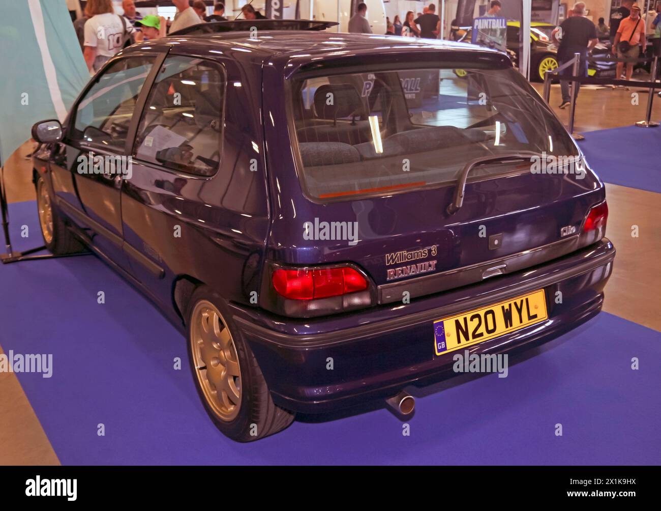 Dreiviertel Rückansicht eines 1995, Blue, Renault Clio Williams, auf der British Motor Show 2023 Stockfoto