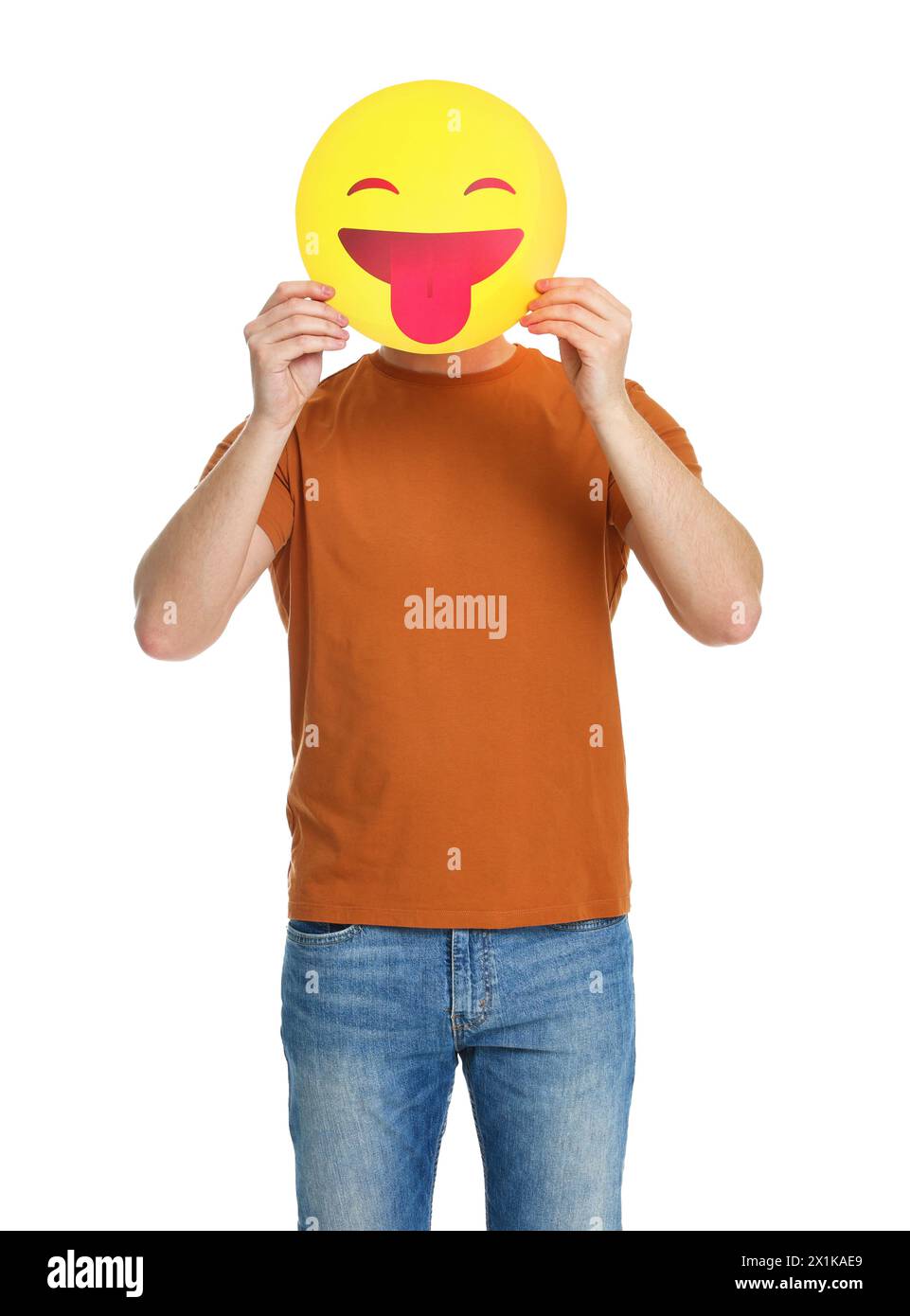 Mann, der das Gesicht mit Emoticon bedeckt, der die Zunge auf weißem Hintergrund hinausragt Stockfoto