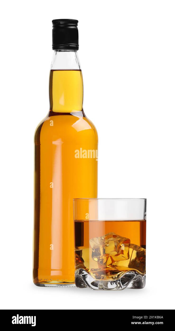 Glas und Flasche Whiskey isoliert auf weiß Stockfoto