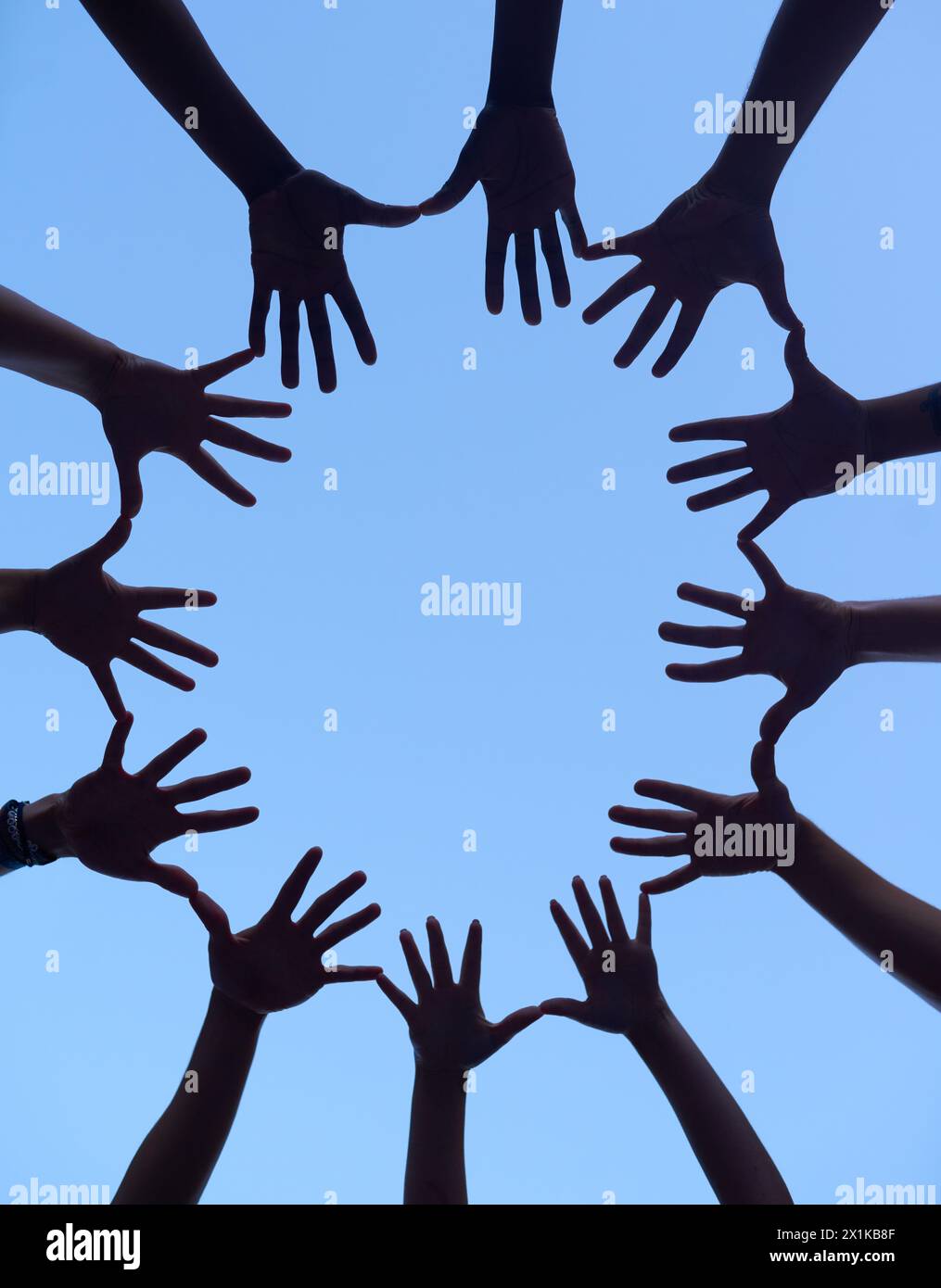 Hände, Gruppe und Silhouette für Unterstützung beim Zusammenrücken, geringer Winkel für Zusammenarbeit bei Teambildung und Menschen im Freien. Partnerschaft, Solidarität und Gemeinschaft Stockfoto