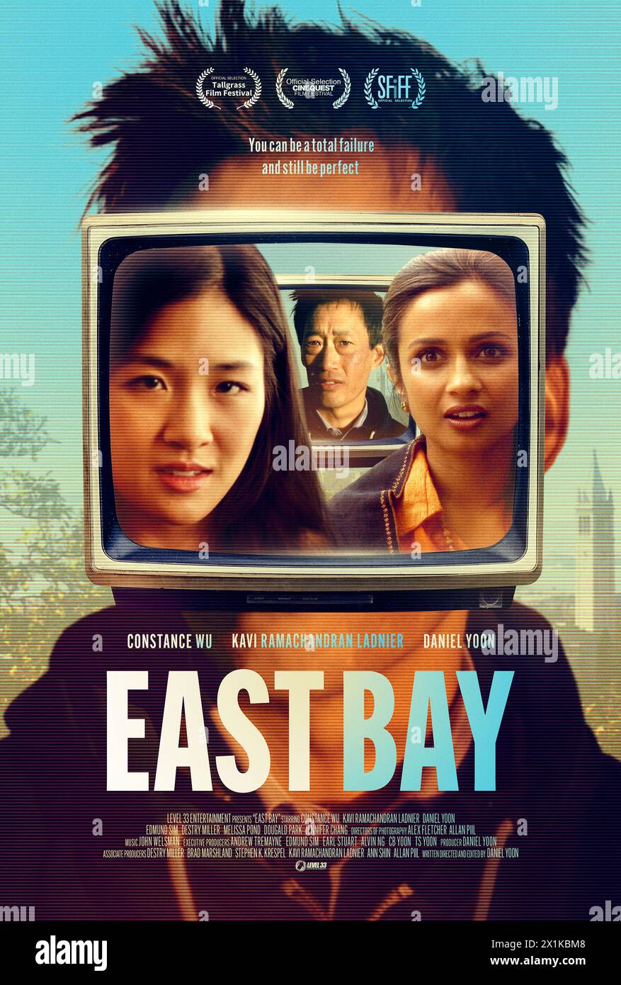 East Bay (2022) unter der Regie von Daniel Yoon mit Constance Wu, Kavi Ramachandran Ladnier und Daniel Yoon in den Hauptrollen. Als Jack 39 Jahre alt wurde und erkannte, dass sein Leben ein Misserfolg ist, wendet er sich an andere: Einen fast berühmten Guru, einen angesehenen Kunstverwalter und zwei Kollegen, die alle Probleme haben. US-Poster mit einem Blatt.***NUR FÜR REDAKTIONELLE ZWECKE*** Guthaben: BFA / Level 33 Entertainment Stockfoto