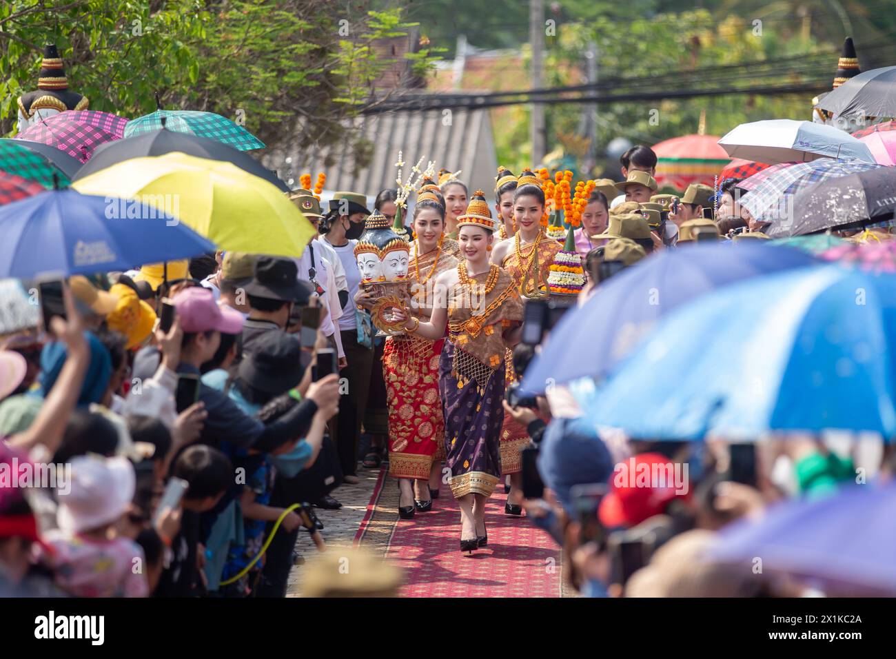 Luang Prabang, Laos. April 2024. Menschen Nehmen Am 16. April 2024 An 