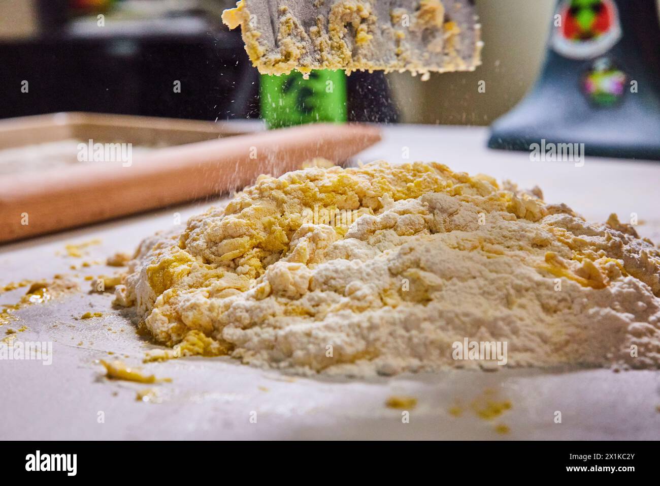 Hausgemachte Pasta Zubereitung in Bewegung, Küche Nahaufnahme Stockfoto