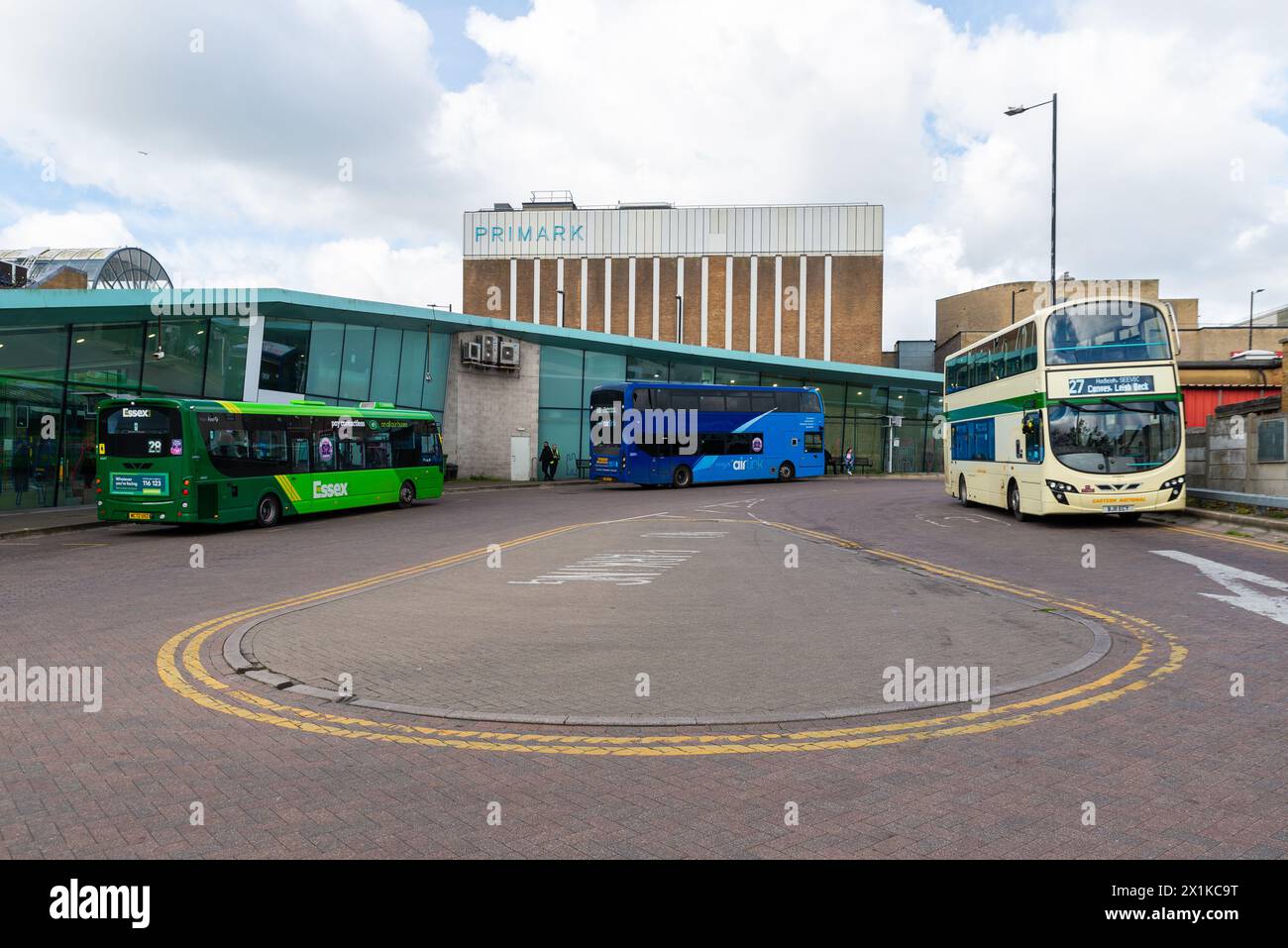 Busbahnhof Southend City. Die Bushaltestelle in Southend on Sea, Essex, Großbritannien. Terminusgebäude im Zentrum der Stadt mit Bus und Geschäften Stockfoto