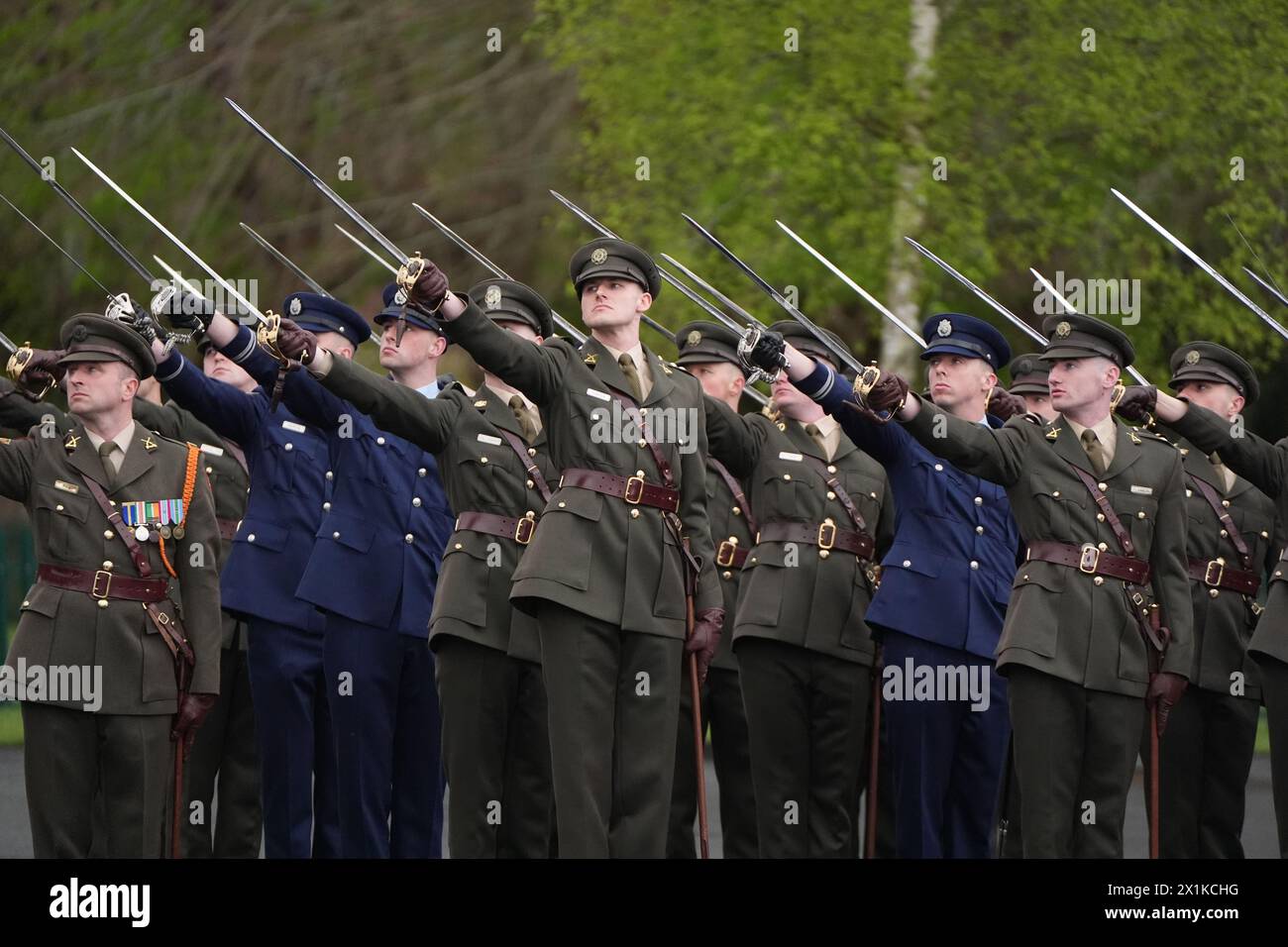 Kadetten grüßen während der Zeremonie der 99. Kadettenklasse im Verteidigungszentrum in Curragh, Co Kildare. Bilddatum: Mittwoch, 17. April 2024. Stockfoto