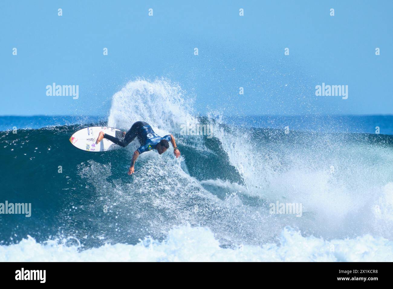 Der brasilianische Profi-Surfer Italo Ferreira tritt 2024 beim Margaret River Pro Surf Event in Surfer's Point in Prevelly, Western Australia an. Stockfoto