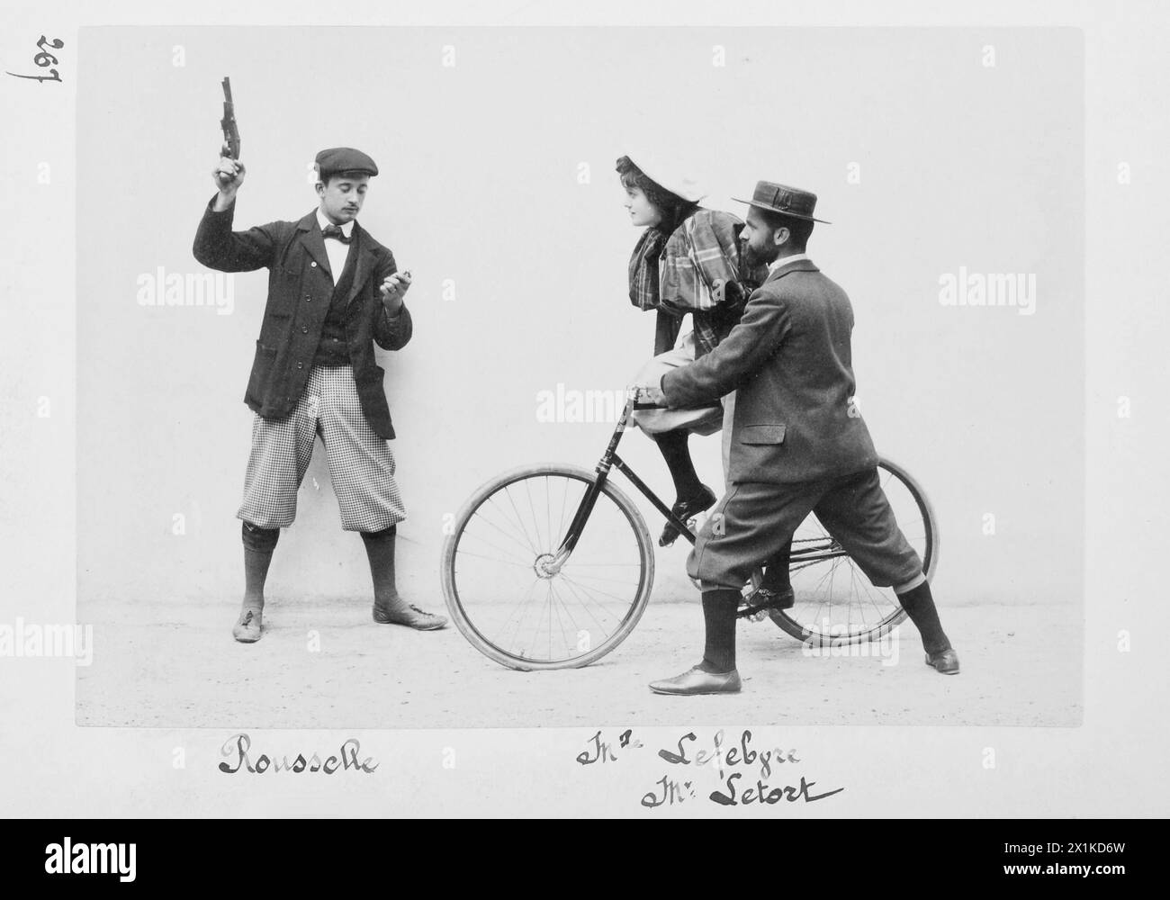 Rennradfahrerin Mademoiselle Lefebvre startet am Vélodrome Buffalo in Paris - 1896 Stockfoto