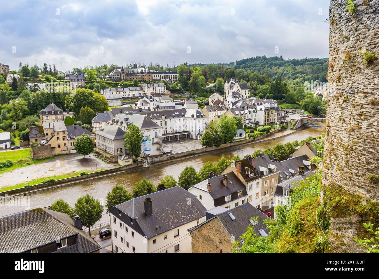 Burgmauer und Blick über den Fluss in Bouillon, Belgien Stockfoto