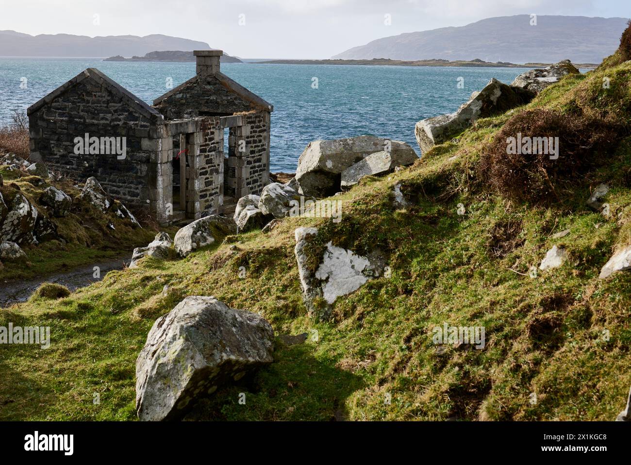 Heruntergekommenes Gebäude am Craignish Point mit Blick auf den Sound of Jura, Scarba und den Corryvreckan Whirlpool. Stockfoto