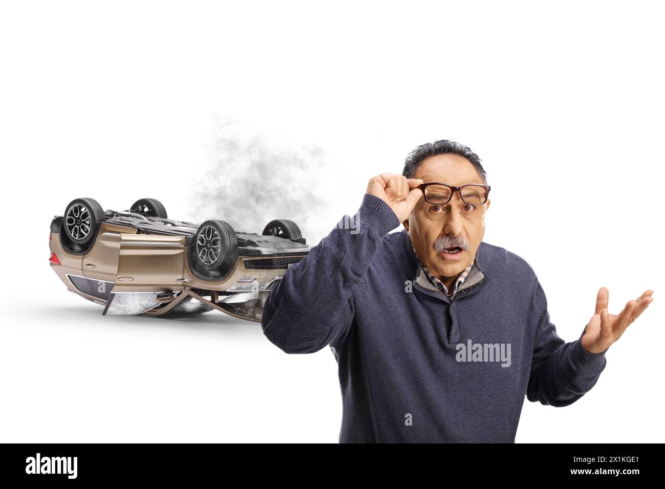 Schockierter reifer Mann mit einer Brille, wie ein Auto isoliert auf weißem Hintergrund stürzt Stockfoto