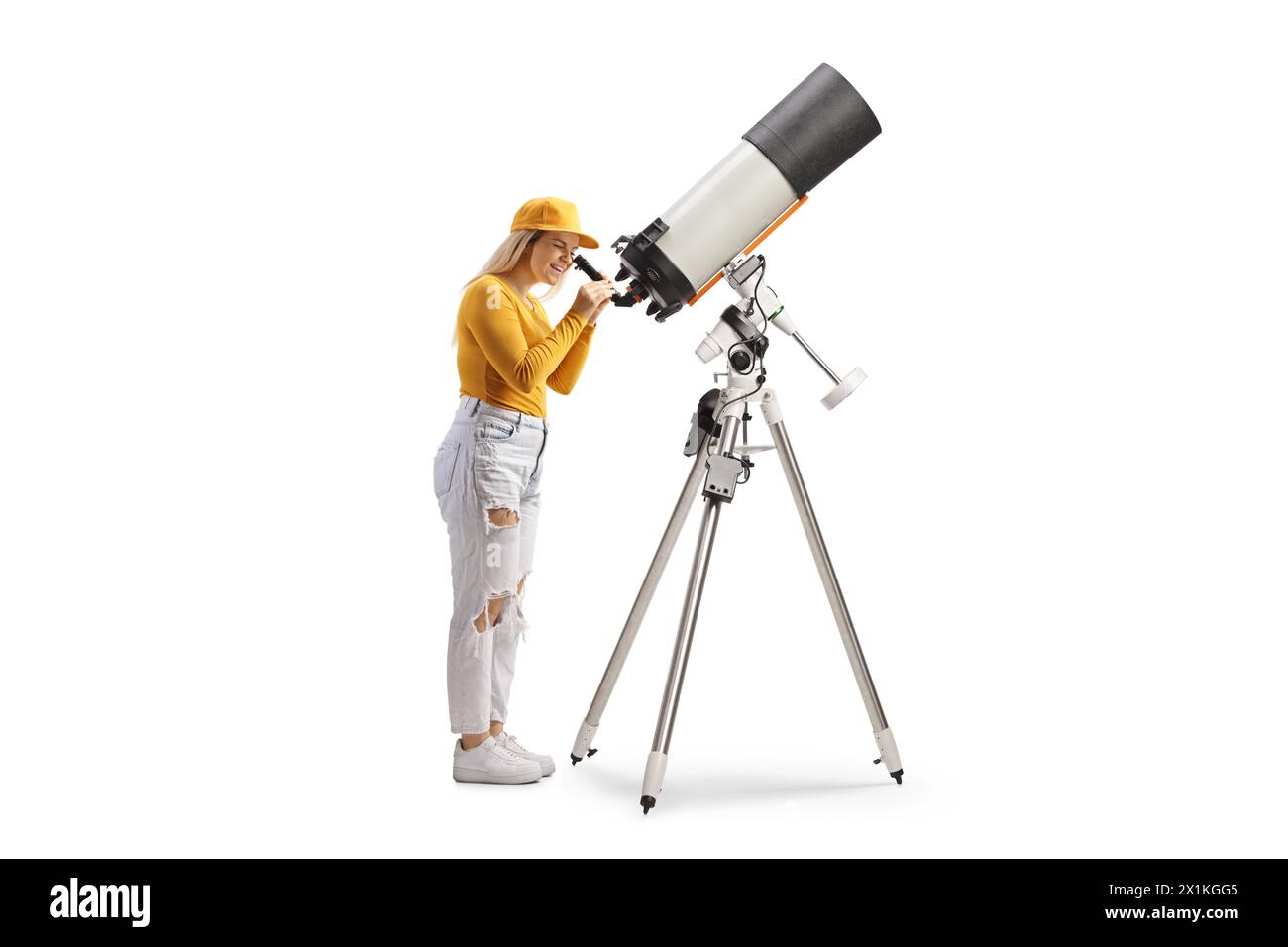 Junge Frau, die Planeten und Sterne mit einem Teleskop auf weißem Hintergrund beobachtet Stockfoto