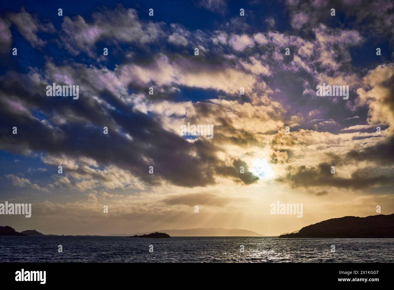 Westlich von Craobh Haven beginnt die Sonne tief zu sinken, während die Dämmerung Gestalt annimmt. Craobh Haven, Argyll und Bute, Schottland Stockfoto