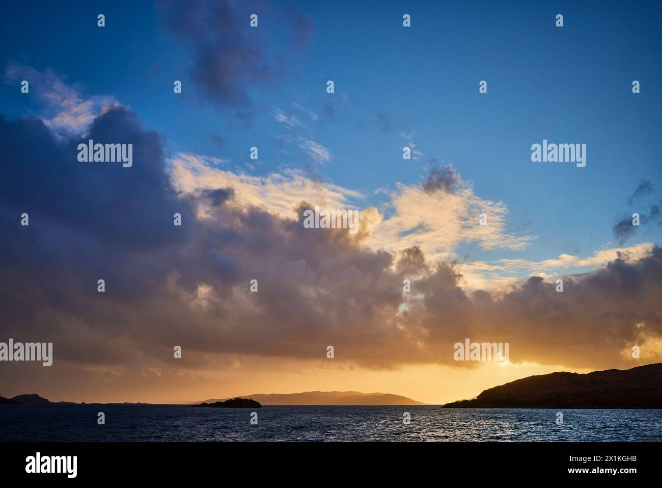 Westlich von Craobh Haven beginnt die Sonne tief zu sinken, während die Dämmerung Gestalt annimmt. Craobh Haven, Argyll und Bute, Schottland Stockfoto