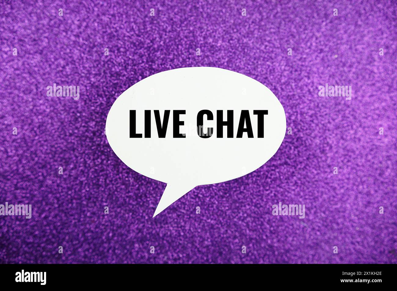 Live-Chat-Textnachricht auf weißer Sprechblase geschrieben Stockfoto