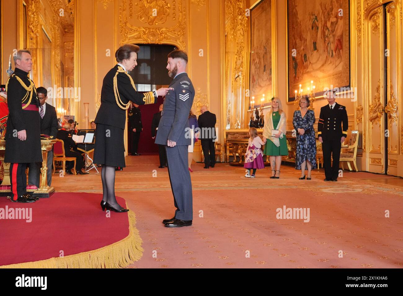 Flugfeldwebel George Downey, Royal Air Force, wird von der Prinzessin Royal in Windsor Castle zum Mitglied des Ordens des britischen Empire ernannt. Bilddatum: Mittwoch, 17. April 2024. Stockfoto