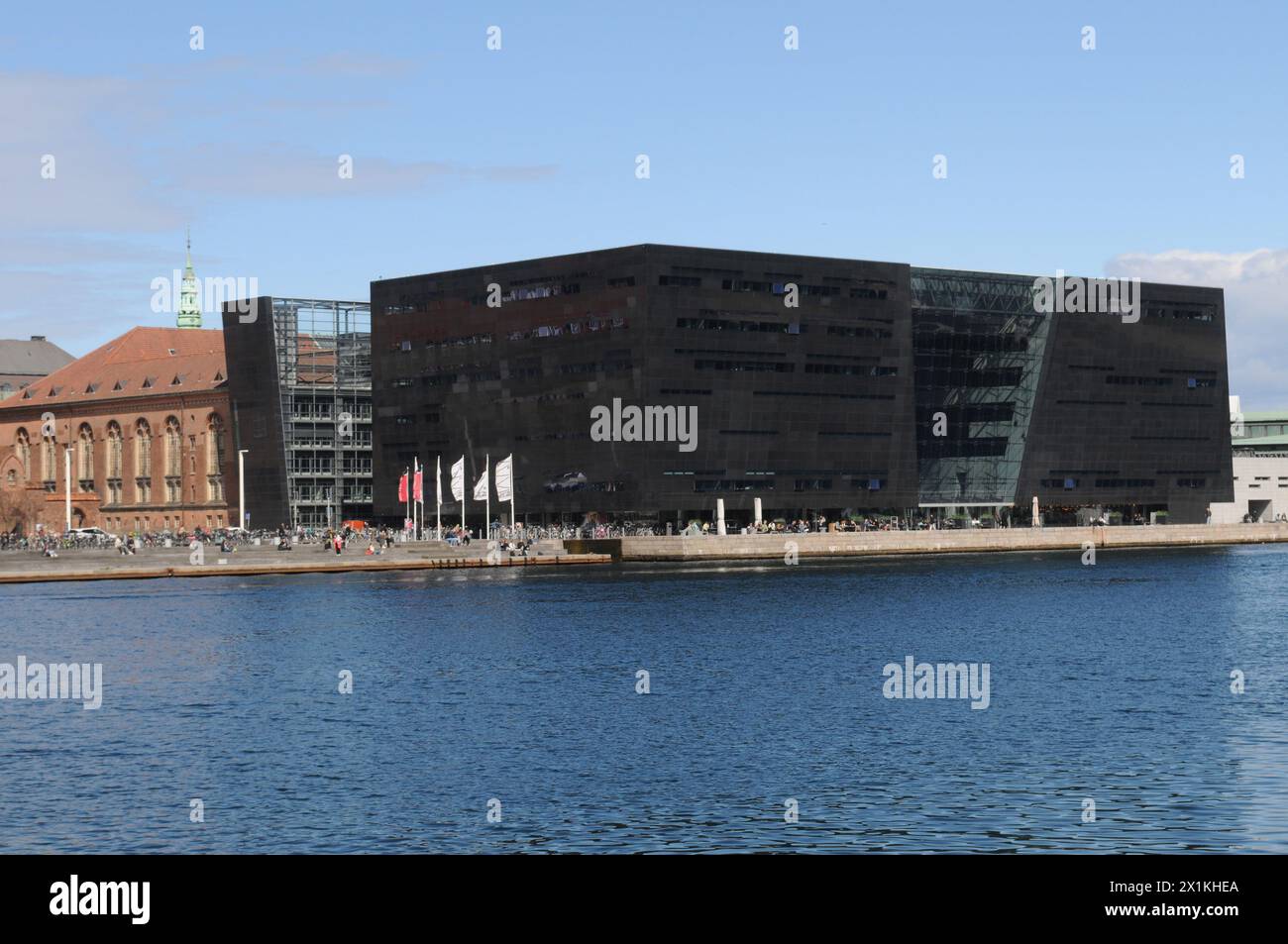 Kopenhagen/Dänemark/17. April 2024/die Bibliothek mit schwarzem Diamanten ist Teil der dänischen königlichen Bibliothek am Wasser in der dänischen Hauptstadt Cpenhagen. (Photo.Francis Joseph Dean/Dean Pictures) (nicht für kommerzielle Zwecke, nur für editoirale Zwecke) Stockfoto