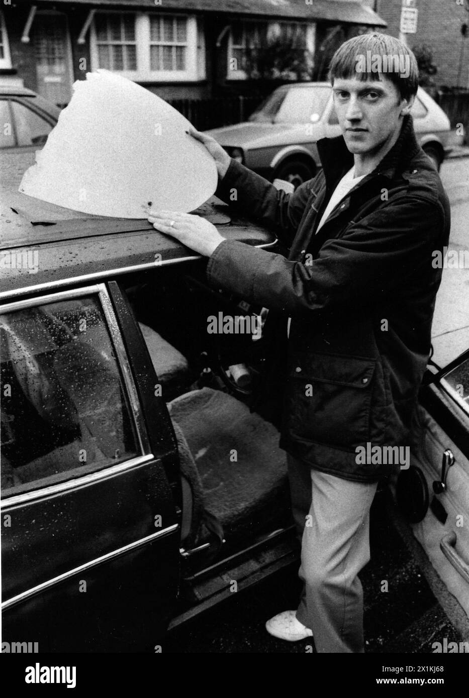DAVID LEWIS AUS EASTLEIGH MIT DEM TEIL EINES FLUGZEUGS, DAS VOM HIMMEL FIEL UND AUF SEINEM AUTODACH LANDETE. OKT. 1988 PIC MIKE WALKER 1988 Stockfoto
