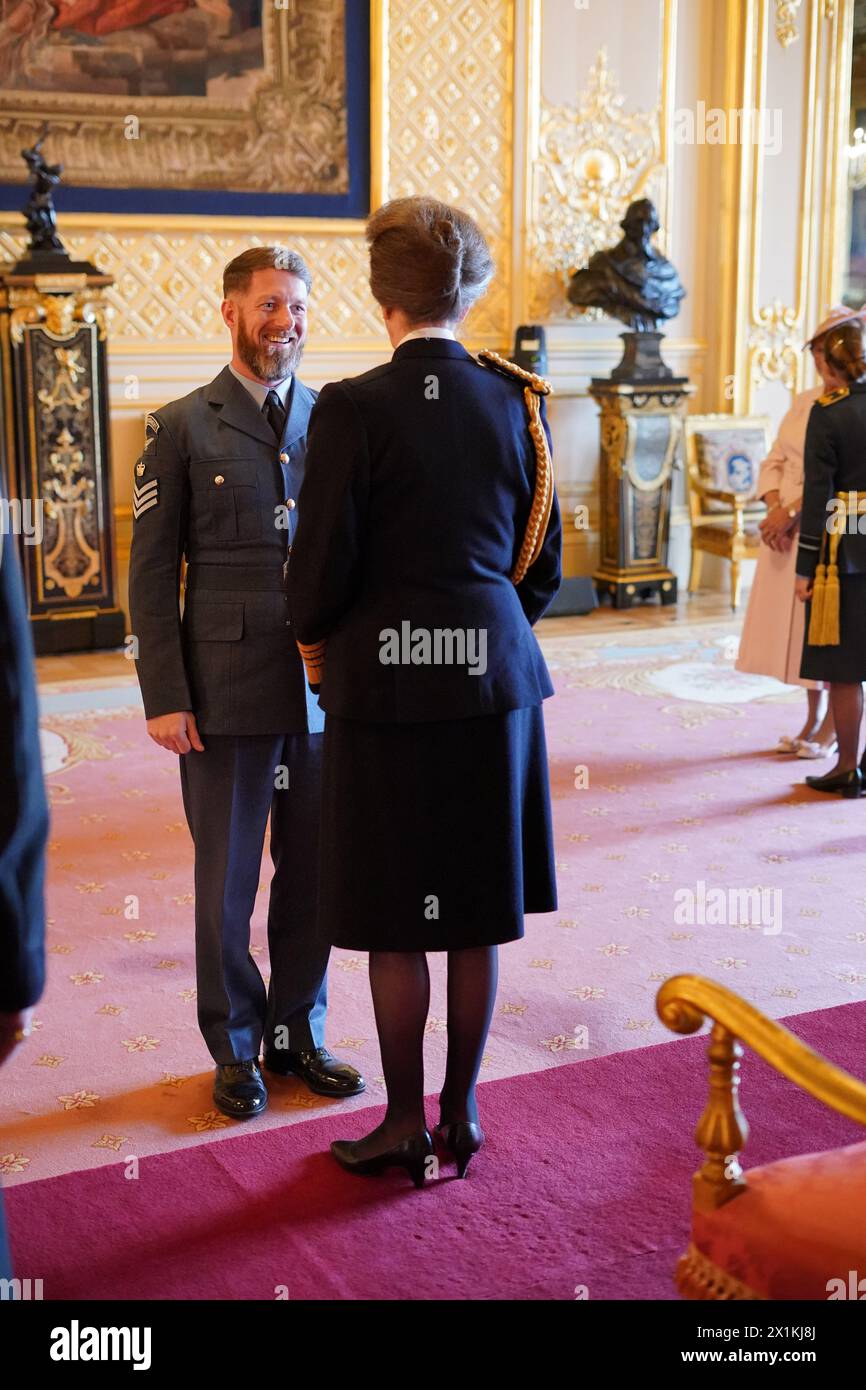 Flugfeldwebel George Downey, Royal Air Force, wird von der Prinzessin Royal in Windsor Castle zum Mitglied des Ordens des britischen Empire ernannt. Bilddatum: Mittwoch, 17. April 2024. Stockfoto
