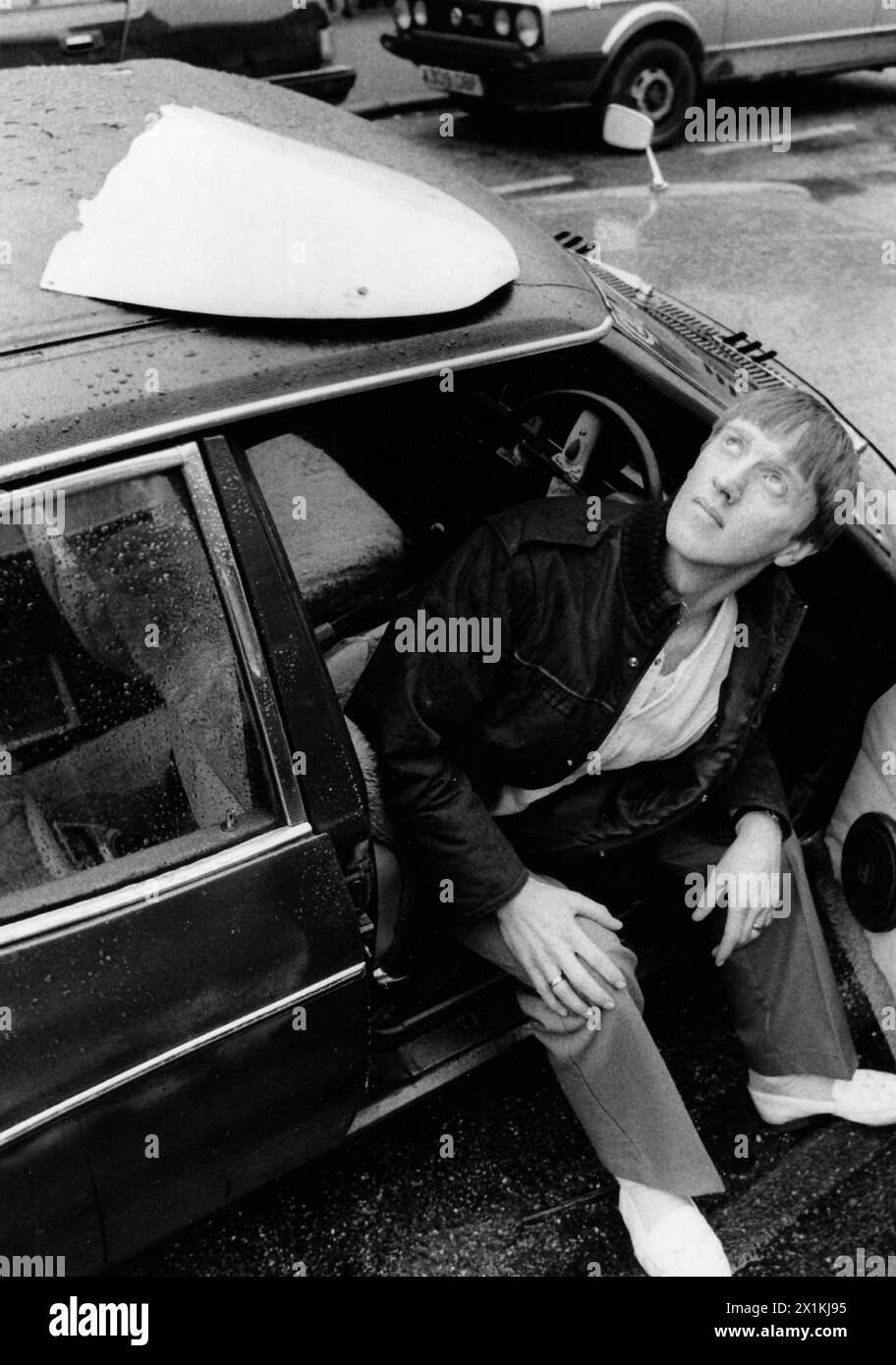DAVID LEWIS AUS EASTLEIGH MIT DEM TEIL EINES FLUGZEUGS, DAS VOM HIMMEL FIEL UND AUF SEINEM AUTODACH LANDETE. OKT. 1988 PIC MIKE WALKER 1988 Stockfoto