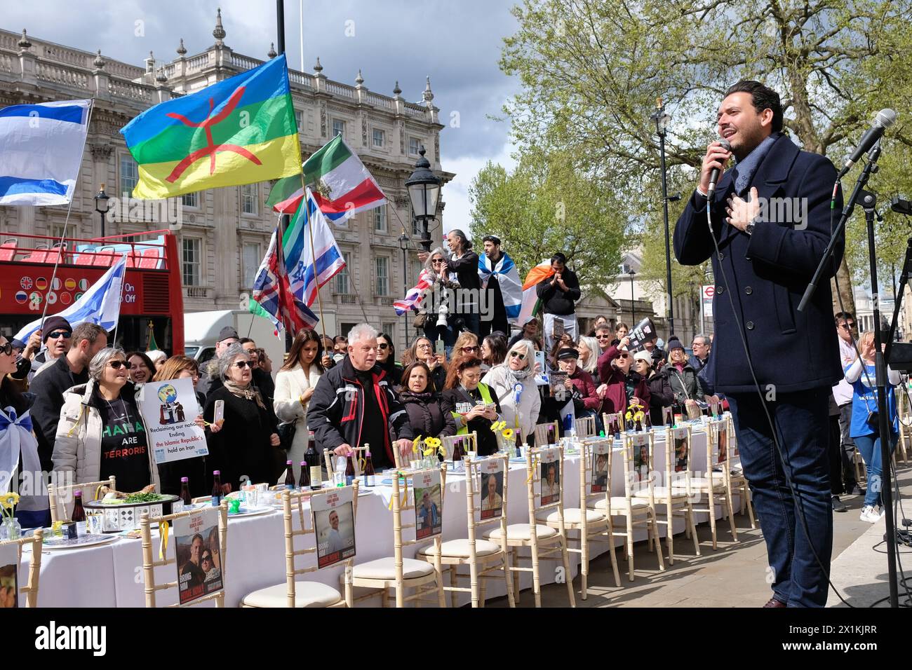 London, Großbritannien, 17. April 2024. Aktivisten des britischen Geiselfamilien Forums stellten vor Pessach eine Seder Table-Installation vor, in der sie sich an 133 Menschen erinnern, die von ihren Familien getrennt wurden, während sie in den letzten sechs Monaten gefangen gehalten wurden, und an die Geiseln, die in Gaza umgekommen sind. Quelle: Eleventh Photography/Alamy Live News Stockfoto