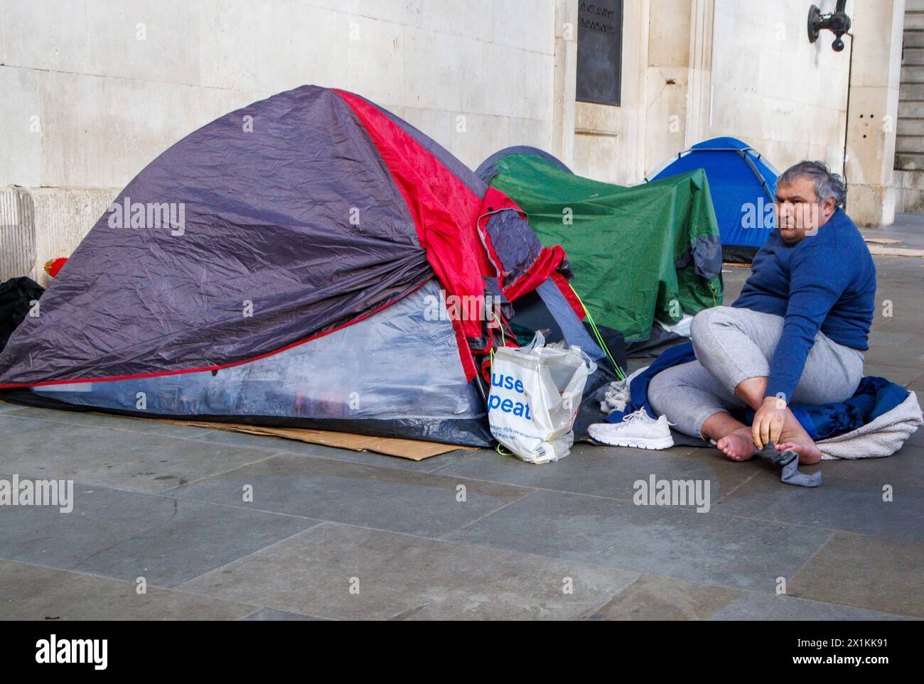 London, Großbritannien. April 2024. Menschen, die in Zelten an der St. Pauls Church in Covent Garden leben. Seit 1824 wird es durch den Vagrancy Act zu einem Verbrechen gemacht, in England und Wales zu schlafen oder zu betteln. Die Minister versuchen, das 200 Jahre alte Vagrancy Act von 1824, das Rough Sleeping illegal macht, durch sein neues Strafjustiz-Gesetz zu ersetzen, das nach Angaben der Regierung stattdessen auf "Belästigung Betteln" abzielt Stockfoto