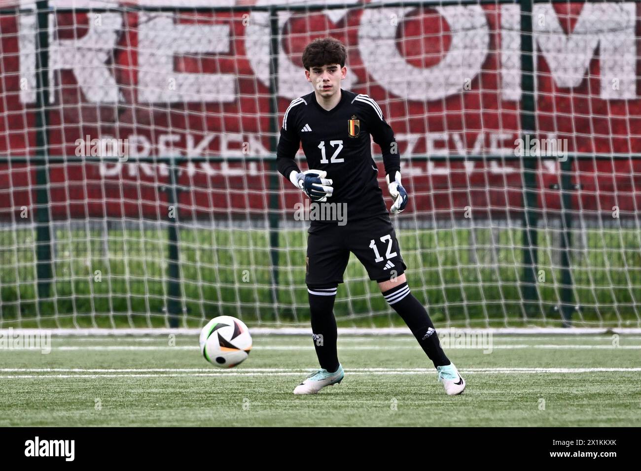 Bilzen, Belgien. April 2024. Nathan Fernandez aus Belgien im Spiel mit dem Ball während eines Freundschaftsspiels zwischen den belgischen U17-Futures-Nationalmannschaften und den Niederlanden am Mittwoch, den 17. April 2024, in Bilzen, Belgien. Quelle: Sportpix/Alamy Live News Stockfoto