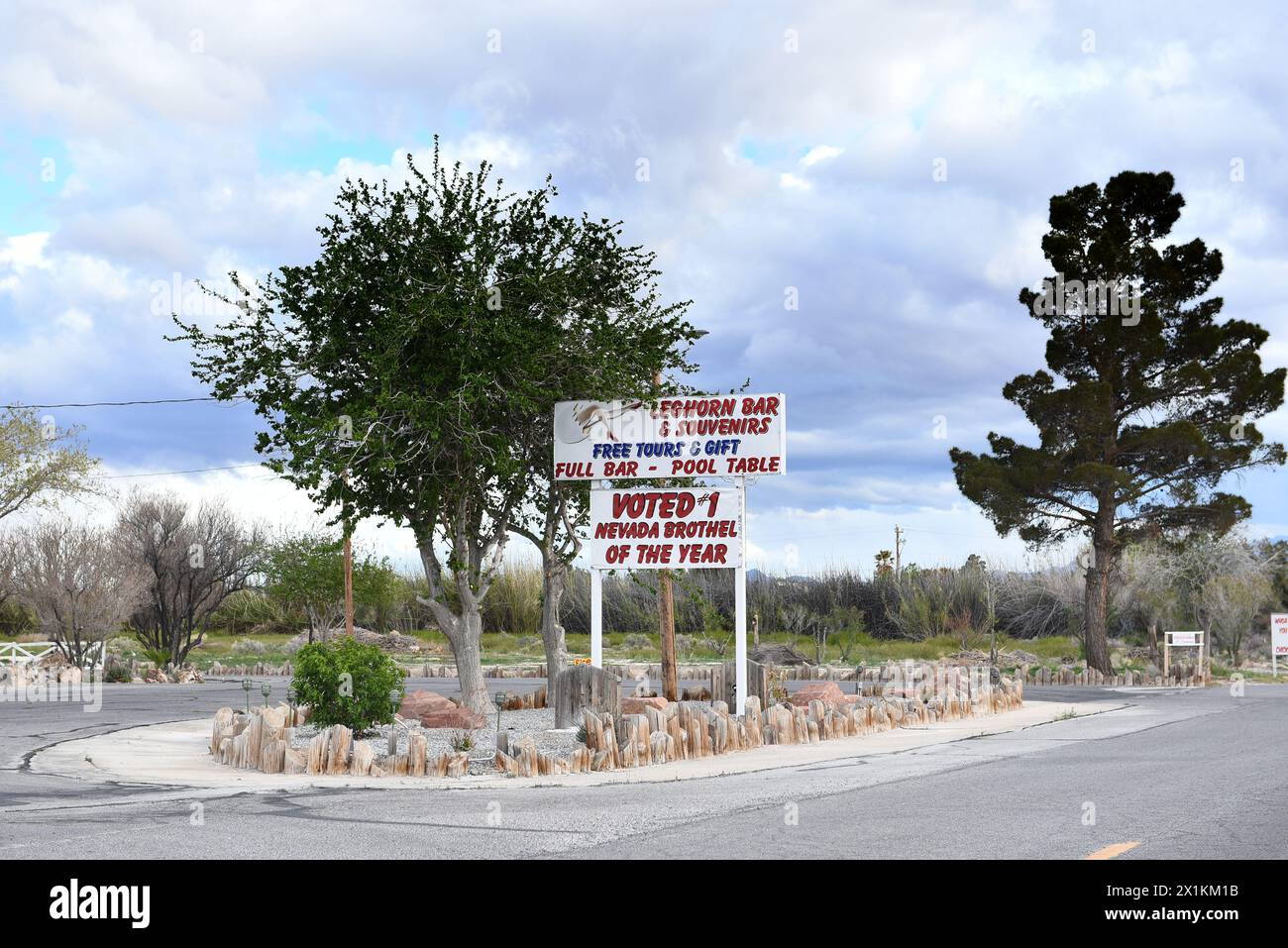 PAHRUMP, NEVADA - 14. April 2024: Das Chicken Ranch Leghorn Bar-Schild am legal lizenzierten Bordell etwa 60 Meilen westlich von Las Vegas Stockfoto