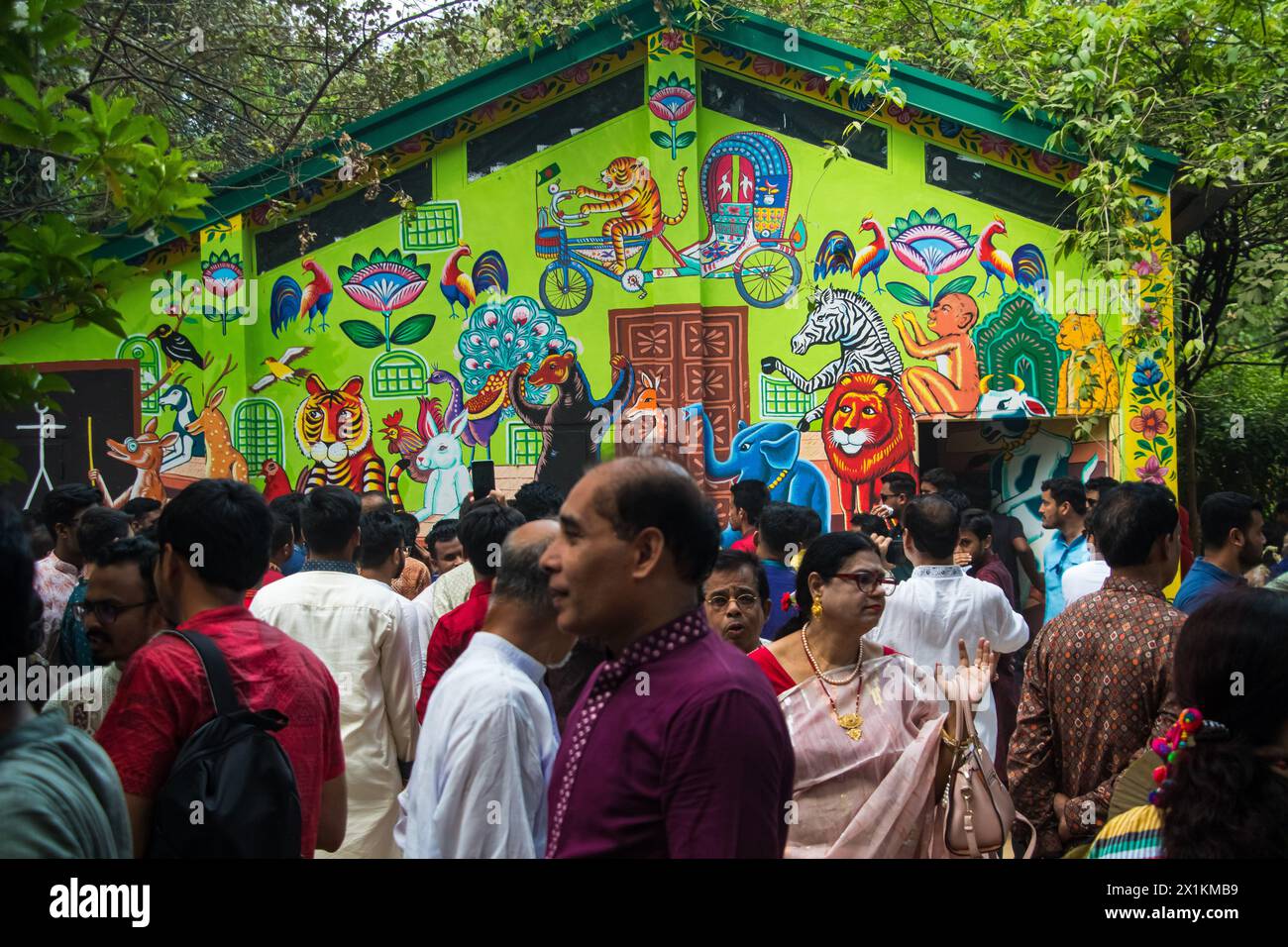 Bangladesch. April 2024. Bangla Noborsho 2024 feiert am 14. April 2024 das bengalische Neujahr in Bangladesch und West BengalDhaka in bangladesch. Zu den Feierlichkeiten gehören kulturelle Veranstaltungen, traditionelle Speisen und lebhafte Prozessionen. (Foto von Md. Noor Hossain/Pacific Press/SIPA USA) Credit: SIPA USA/Alamy Live News Stockfoto