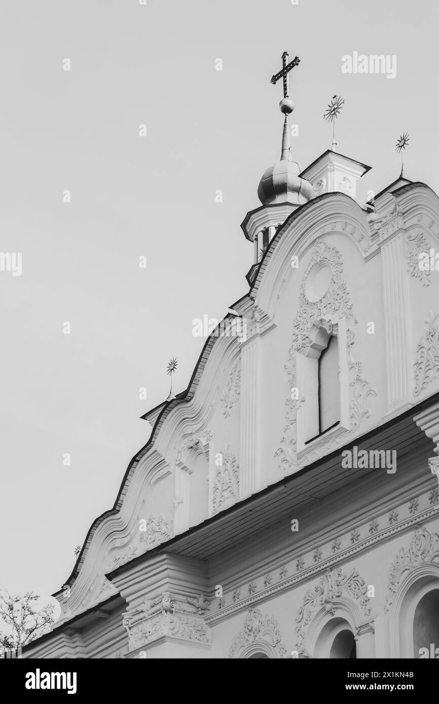 Außenansicht der St. Kyrill-Kirche in Kiew, Ukraine, monochrom. Kirche aus weißem Stein und Kreuze. Religiöses Erbe der ukrainischen Kultur. Stockfoto