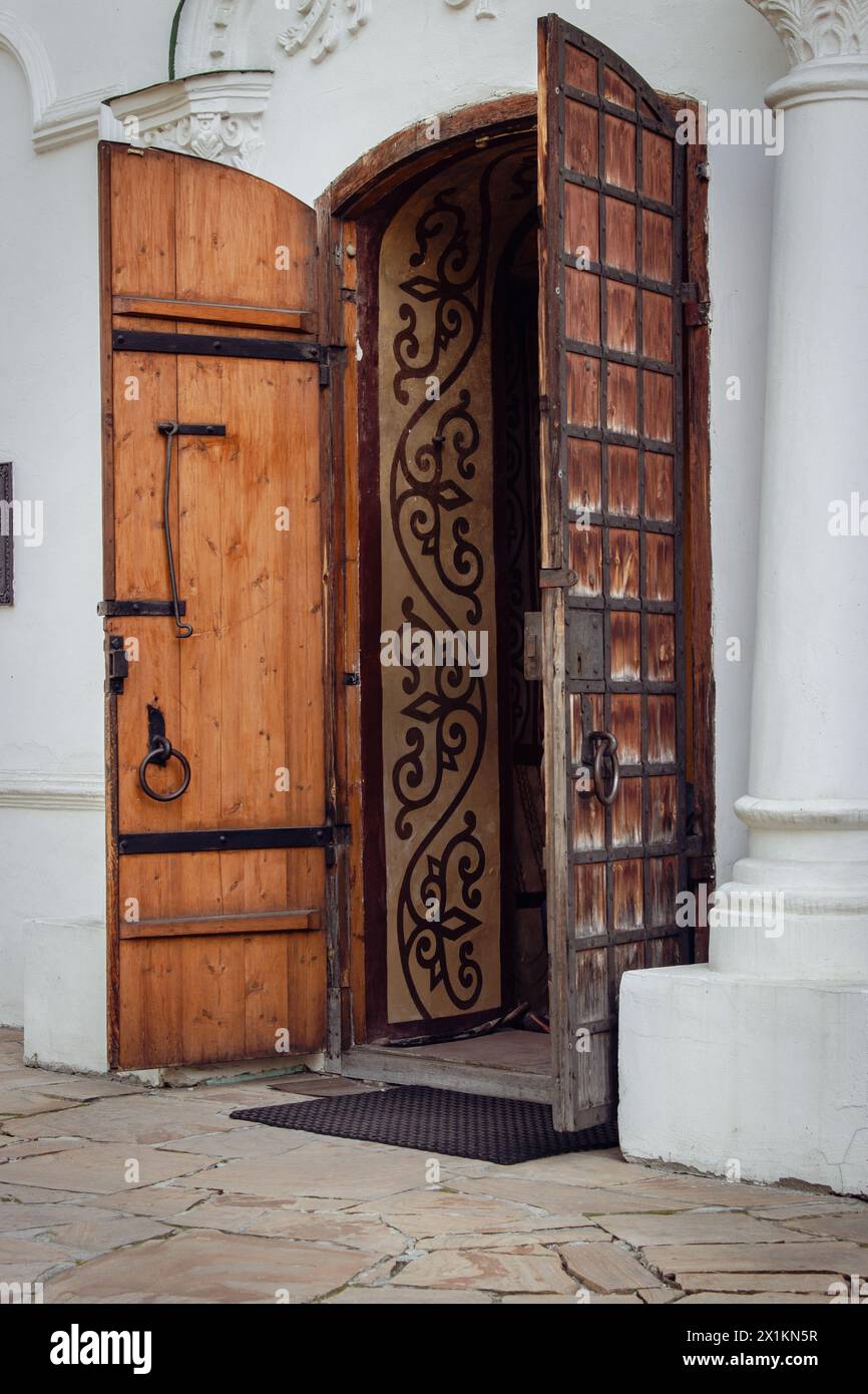 Öffnen Sie die Holztür zur Kirche. Außenansicht der St. Cyril Kirche. Alte Tür zur Kathedrale. Ukrainische historische Kirche. Komm zu Gott Konzept. Stockfoto