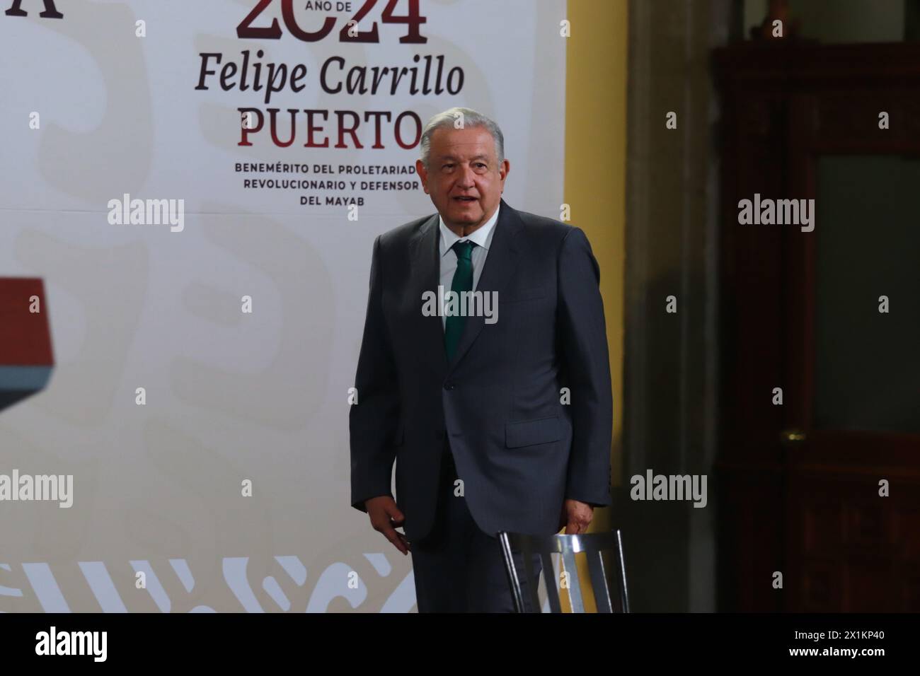 Mexiko-Stadt, Mexiko. April 2024. Mexikos Präsident Andres Manuel Lopez Obrador gestikuliert während seiner Rede vor den Medien während einer Briefing-Konferenz im Nationalpalast. Am 17. April 2024 in Mexiko-Stadt. (Foto: Carlos Santiago/ Credit: Eyepix Group/Alamy Live News Stockfoto