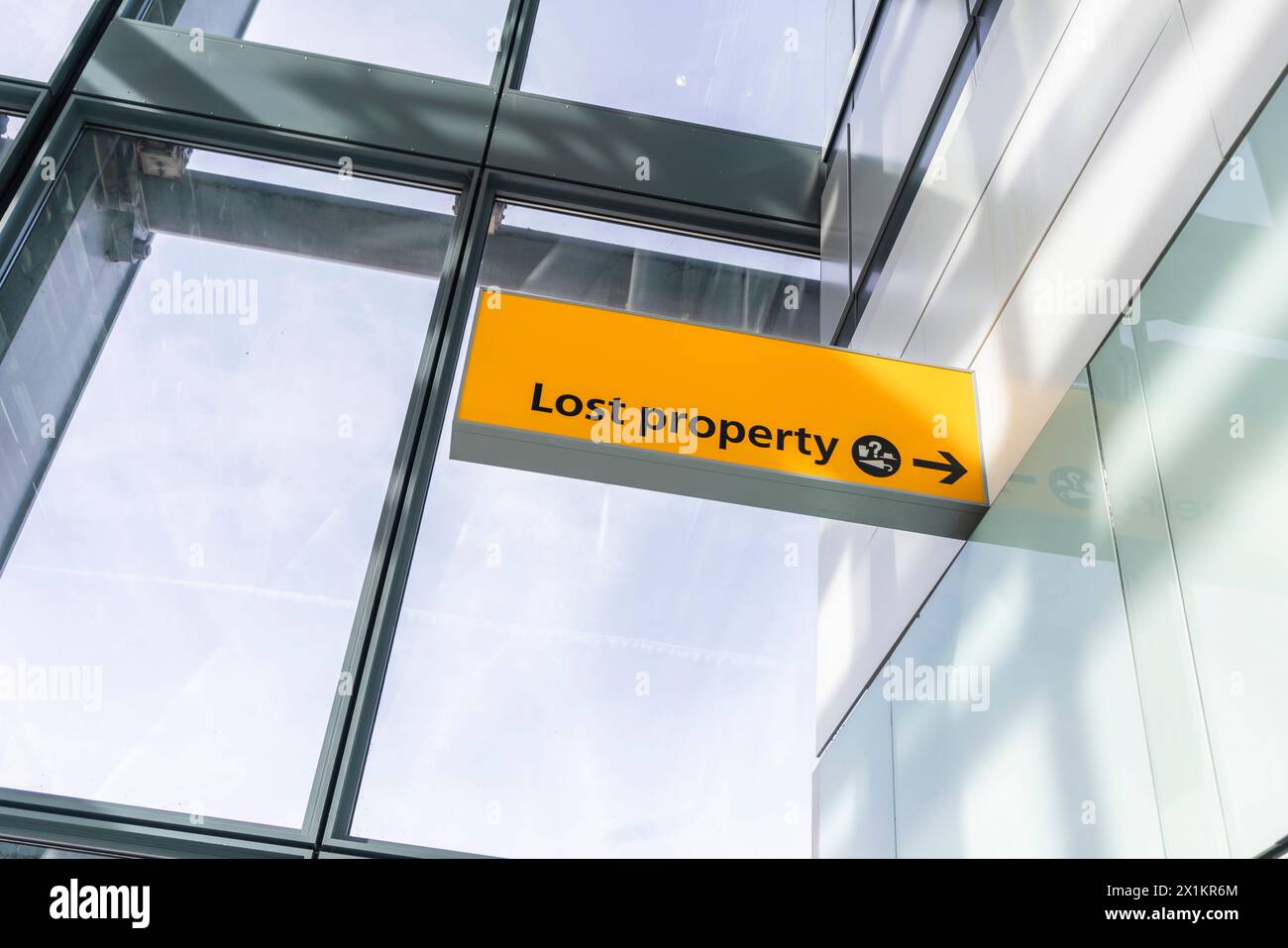 Gelbes Schild für verlorene Immobilien/Beschilderung am Flughafen Heathrow, Hillingdon, London, England, Großbritannien Stockfoto