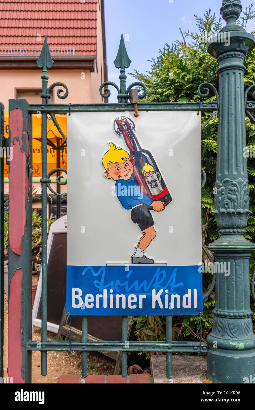 Vintage-Emailschild einer Berliner Kindl-Werbung vor einem Restaurant in Berlin, Deutschland, Europa Stockfoto