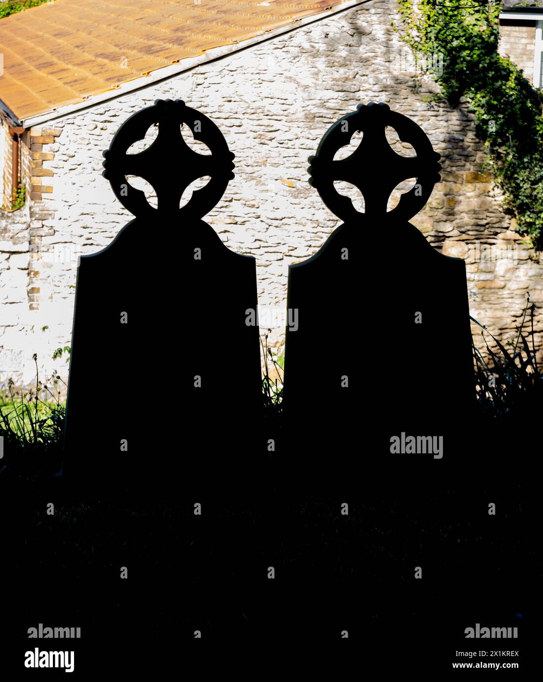 Zwei Grabsteine im Schatten Stockfoto