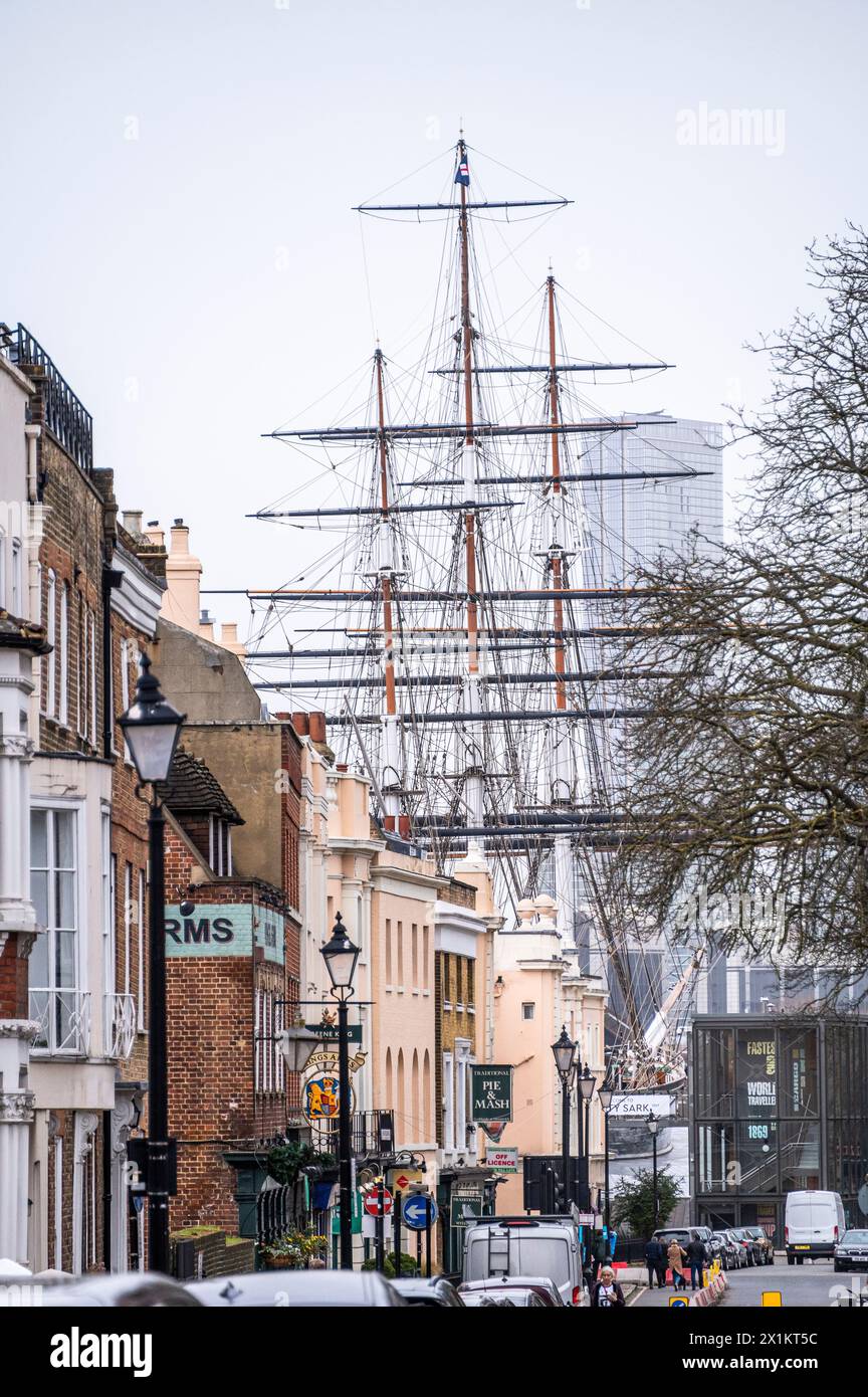 Mast des Cutty Sark aus der belebten Greenwich Street, London, Großbritannien Stockfoto