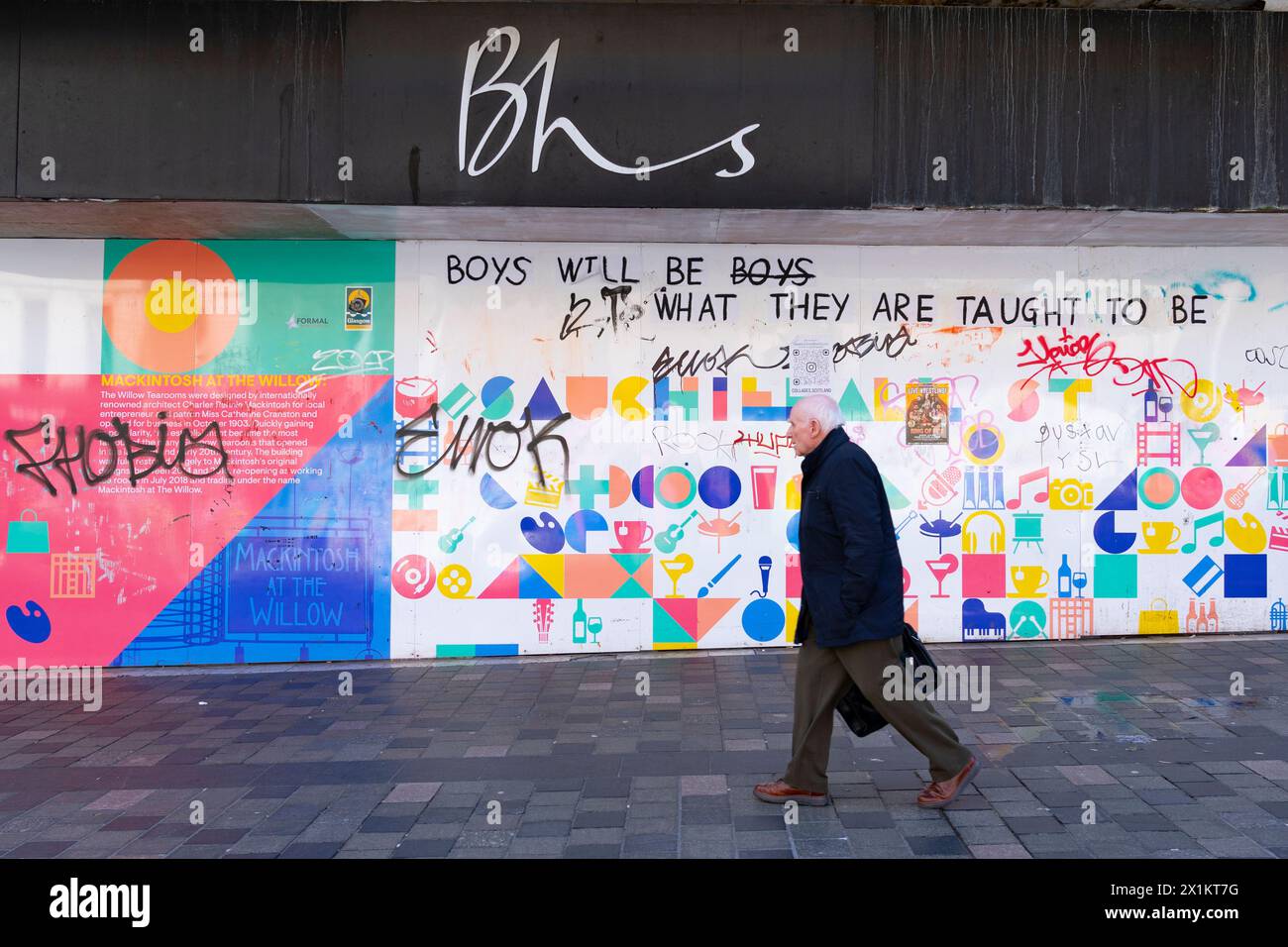 Mitglied von Pubic spaziert vorbei an einem BHS-Laden in der Sauchiehall Street in Glasgow, Schottland, Großbritannien Stockfoto