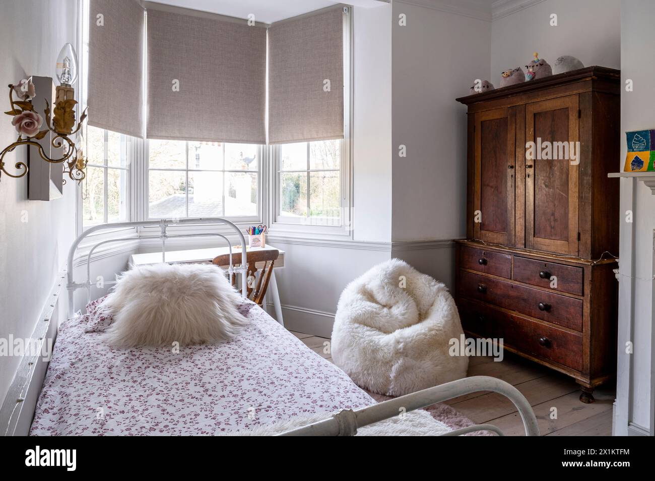 Einzelbett und Holzschrank im stilvollen georgianischen Greenwich Stadthaus, London, Großbritannien Stockfoto